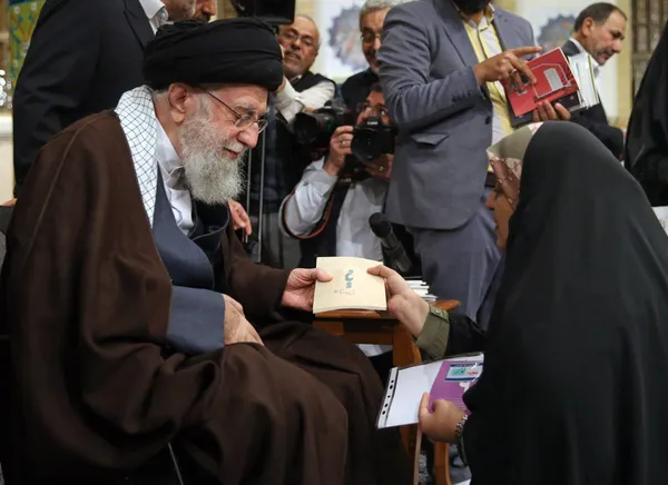 دیدار شاعران با رهبر انقلاب برگزار شد | آیت الله خامنه‌ای: شعر فارسی در جنگ رسانه ای، کم‌نظیر و قدرتمند است + فیلم و عکس