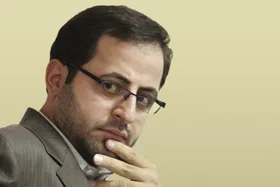 فاضل نظری در حمایت از فردوسی: &laquo;سیه&zwnj;دل سپید نمی&zwnj;شود&raquo; + عکس