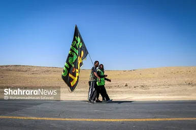 زائران پیاده در مسیر حرم مطهر رضوی