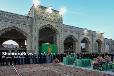 عکس‌هایی از مراسم تعویض پرچم گنبد حرم امام رضا (ع) (۱۷ شهریور ۱۴۰۳)