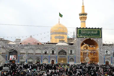 حال و هوای حرم مطهر رضوی در زمان سخنرانی نوروزی مقام معظم رهبری