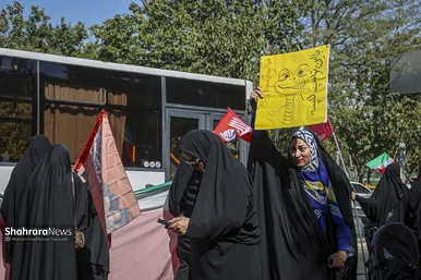 گزارش تصویری | تشکیل بزرگترین زنجیره انسانی جان فدا توسط مردم و دانشجویان مشهدی در دانشگاه فردوسی