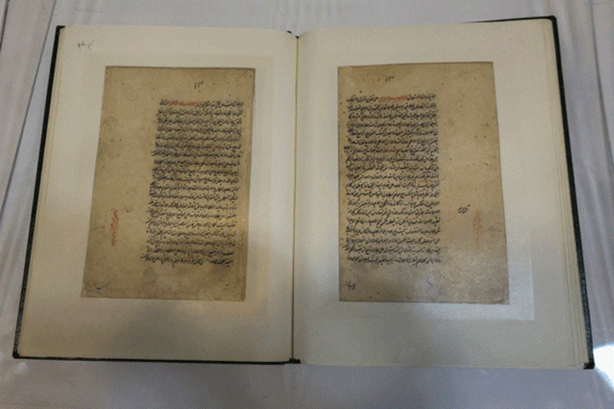رونمایی از نسخه خطی کتاب اهدایی رهبر شهید به کتابخانه حرم مطهر امام رضا (ع)