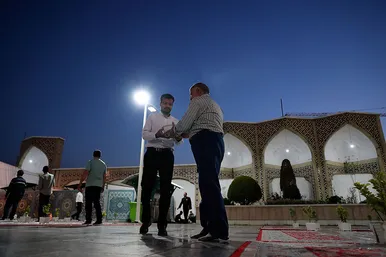توزیع افطاری در باب الکاظم حرم مطهر رضوی