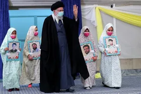 ویدئو | لحظه ورود رهبر معظم انقلاب به مراسم جشن تکلیف دختران دانش&zwnj;آموز