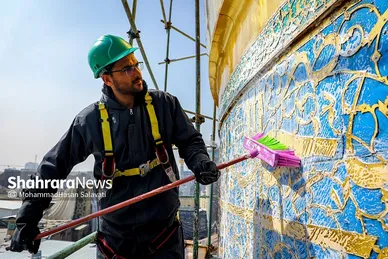 شست و شوی گنبد منور رضوی در آستانه سال نو و ماه مبارک رمضان