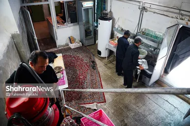 پس از پایان مراسم عزاداران برای مرتب کردن فضای روضه به برگزار کنندگان کمک می‌کنند