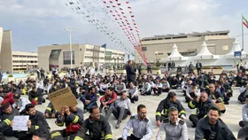 تجمع آتش&zwnj;نشانان مشهدی مقابل شهرداری | معاون شهردار: خواسته آنها به حق است