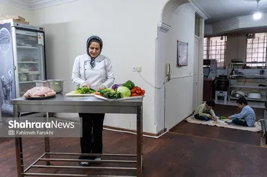 مریم سلجوقی ، 41 ساله، سراشپز ، او هر روز برای بیش از 100 نفر غذا می پزد
