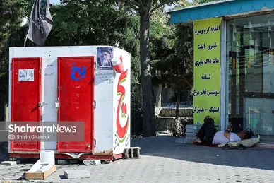 مرد یخ فروش در ظهر تابستان برای فرار از گرما به سایه پناه برده بود.در ایستگاه سواره مسافران شهرستان های اطراف به سراغ خرید یخ می آمدند.