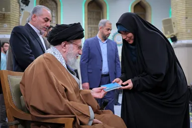 دیدار جمعی از شاعران و اهالی فرهنگ و ادب فارسی با رهبر انقلاب