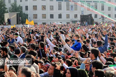 اجرای سرود «سلام فرمانده» با حضور دهه نودی ها در عرصه میدان شهدا