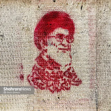 عکس رهبر شهید به همراه نوشته « ای رهبر شهیدم ،راهت ادامه دارد » با اشاره به مفهوم «رهبری که با شهادت، راهِ خدمت را برای ما جاودانه کرد.» 