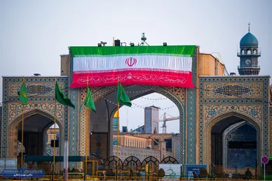 عکس| اهتراز پرچم ایران اسلامی در ورودی‌های حرم مطهر رضوی در آستانه دهه فجر (۱۱ بهمن ۱۴۰۳)