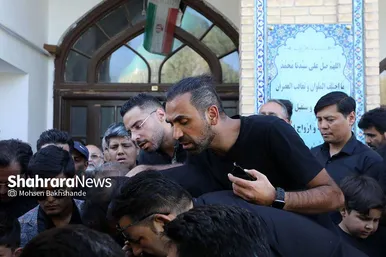 عکس‌هایی از تشییع پیکر پدر خداداد عزیزی در مشهد