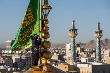 آیین تعویض پرچم گنبد منور حرم مطهر رضوی