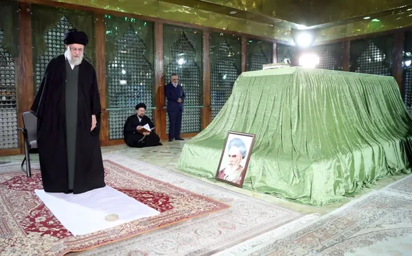 حضور رهبر معظم انقلاب در حرم مطهر امام راحل و گلزار شهدای بهشت زهرا (س) در آستانه دهه فجر (۱۱ بهمن ۱۴۰۲) + عکس