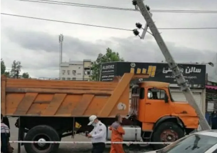 ترمز بریدن کامیون در رشت و برخورد با ۴ خودرو + فیلم