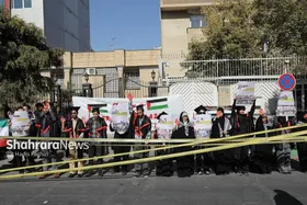 دفاع از انسانیت با مشت&zwnj;های گره&zwnj;زده | اجتماع دانشجویان انقلابی مشهد در سالگرد عملیات طوفان الاقصی + فیلم
