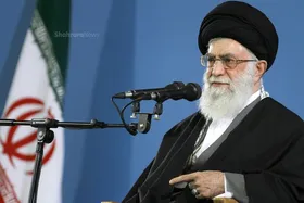 رهبر معظم انقلاب: کسی که زندگی اشرافی دارد یا دم از تسلیم می&zwnj;زند نمی&zwnj;تواند به انقلاب پایبند باشد