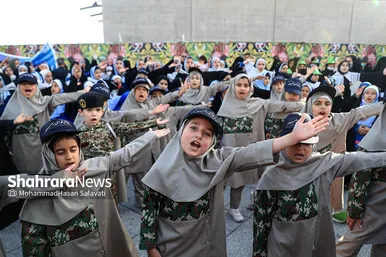 اجرای سرود «سلام فرمانده» با حضور دهه هشتادی و نودی ها در عرصه میدان شهدا مشهد