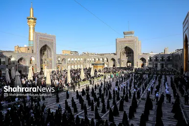 اهتزاز پرچم عزای حسینی بر فراز گنبد حرم رضوی