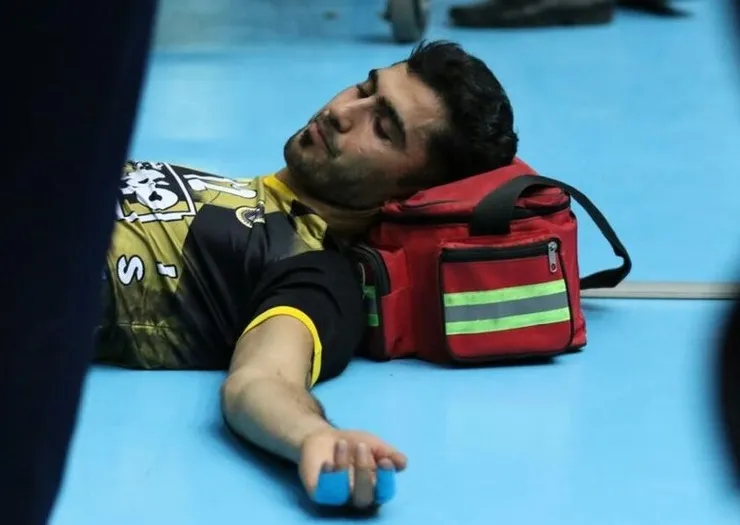 میرزاجانپور عصا را کنار می‌گذارد