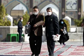 خدمات ویژه خادمان حرم مطهر امام&zwnj;رضا(ع) به زائران نابینا