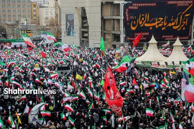 گزارش تصویری | حضور پرشور و باشکوه مردم برای بیعت با سومین رهبر انقلاب اسلامی در میدان شهدا مشهد