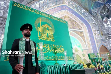 مراسم تعویض پرچم گنبد و پوش ضریح حرم مطهر ثامن الحجج (ع)