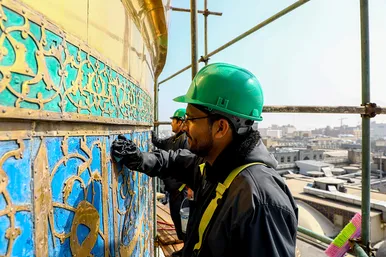 شست و شوی گنبد منور رضوی در آستانه سال نو و ماه مبارک رمضان