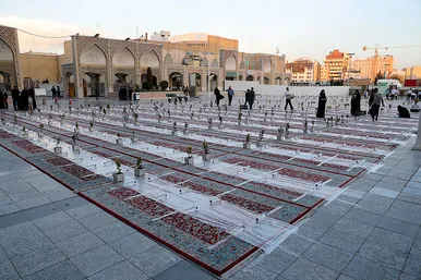 توزیع افطاری در باب الکاظم حرم مطهر رضوی