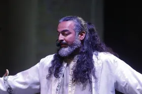 پرواز همای نماهنگ &laquo;عشق دل&zwnj;افروز&raquo; را برای رهبر شهید خواند + فیلم