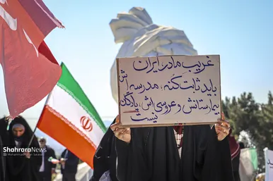 گزارش تصویری | تشکیل بزرگترین زنجیره انسانی جان فدا توسط مردم و دانشجویان مشهدی در دانشگاه فردوسی