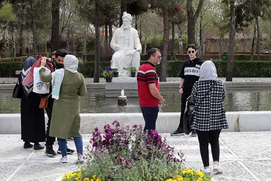 مسافران نوروزی در آرامگاه فردوسی