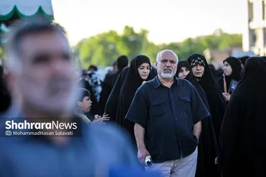 تشرف زائران و مجاوران رضوی به حرم امام رئوف در روز زیارتی آن حضرت
