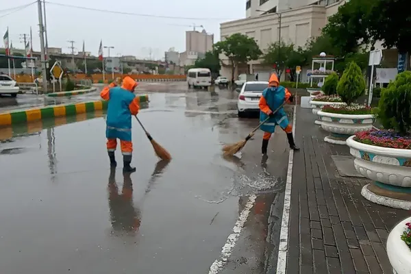 ۳۰۰ پاکبان در ۳ شیفت مسیر‌های منتهی به حرم مطهر را پاکسازی می‌کنند + عکس
