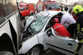 امدادرسانی آتش&zwnj;نشانان به مصدوم سانحه برخورد ۲۰۶ با اتوبوس در مشهد+تصاویر