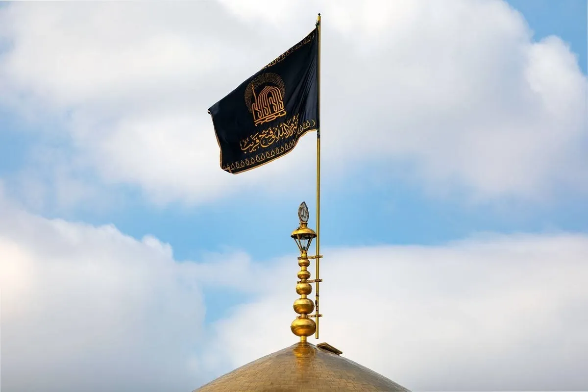 تعویض پرچم گنبد منور رضوی به مناسبت سالروز شهادت امام رضا (ع)