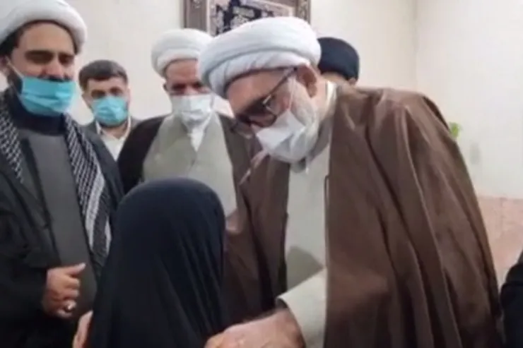 دلجویی تولیت آستان قدس رضوی از خانواده شهید حادثه حرم مطهر رضوی | طلبه شهید در حرم امام رضا(ع) خاکسپاری می‌شود + فیلم