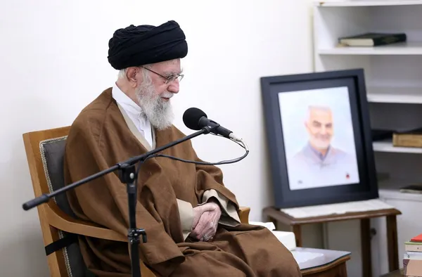 رهبر معظم انقلاب در دیدار با خانواده شهید سلیمانی: مهم‌ترین نقش و خدمت این شهید بزرگوار، احیای جبهۀ مقاومت در منطقه بوده است