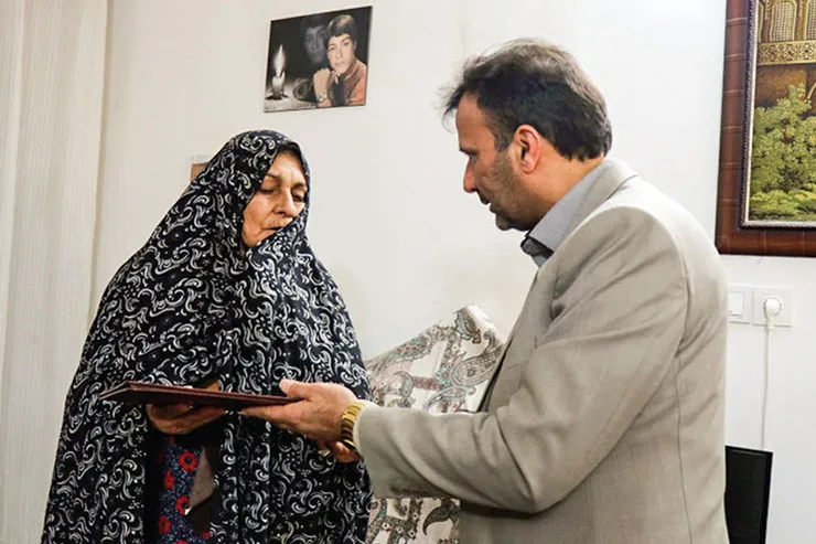 یک مزار خالی، یک قاب عکس