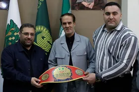 اهدای مدال قهرمانی قوی&zwnj;ترین مردان جهان ۲۰۲۳ به موزه آستان قدس رضوی