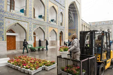 گل‌آرایی حرم مطهر رضوی در آستانه عید نوروز