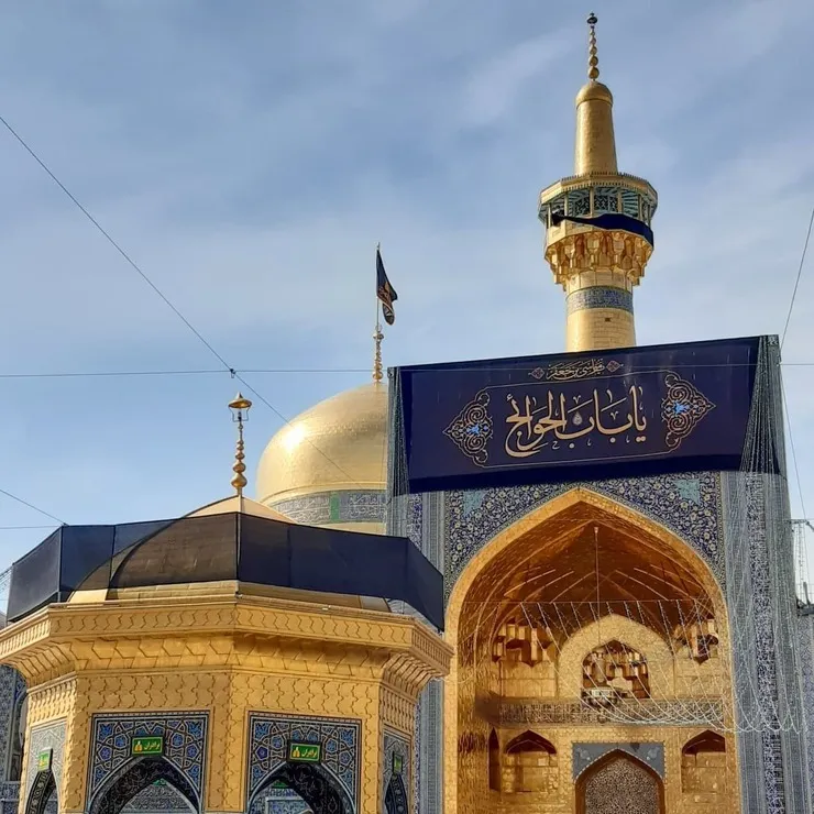 تعویض پرچم گنبد رضوی و نصب کتیبه به مناسبت شهادت امام موسی کاظم علیه السلام