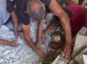 ویدئو | لحظه نجات کودک فلسطینی از زیر آوار