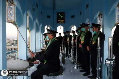 تعویض پرچم گنبد و پوش ضریح مطهر حرم رضوی همزمان با سوم ربیع الاول