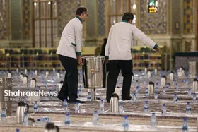 عکس| سفره افطار در حرم مطهر رضوی در شب میلاد امام حسن مجتبی(ع)