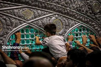 مراسم تعویض پرچم گنبد و پوش ضریح حرم مطهر ثامن الحجج (ع)