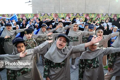 اجرای سرود «سلام فرمانده» با حضور دهه نودی ها در عرصه میدان شهدا